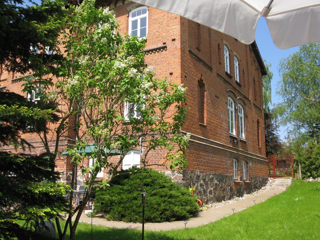 Gutshaus Zietlitz Hotel Dobbin-Linstow Exterior photo