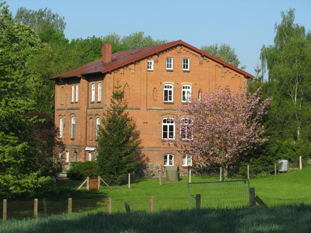 Gutshaus Zietlitz Hotel Dobbin-Linstow Exterior photo