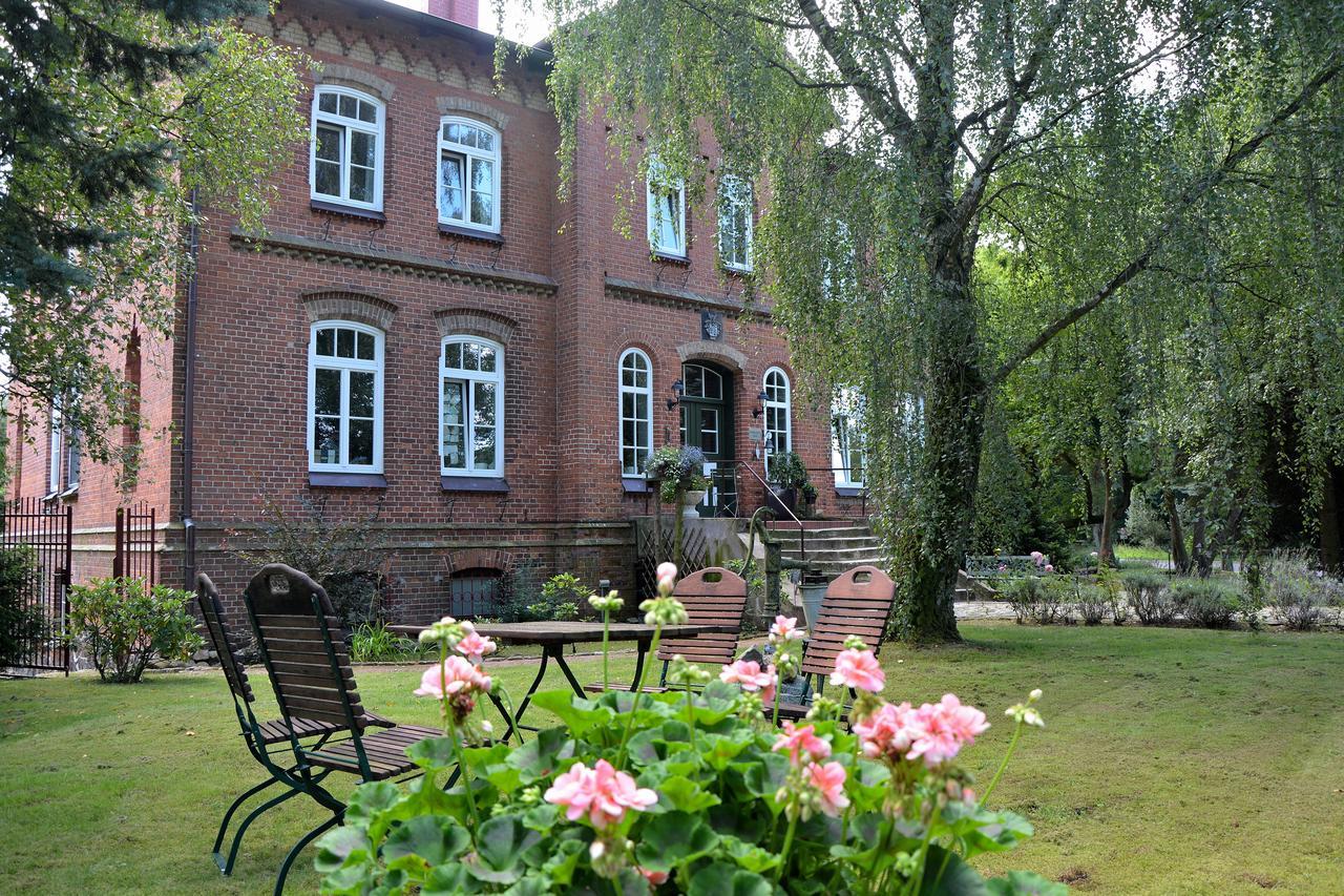 Gutshaus Zietlitz Hotel Dobbin-Linstow Exterior photo